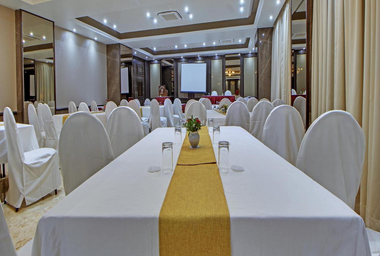 West End Hotel Мумбай Екстериор снимка