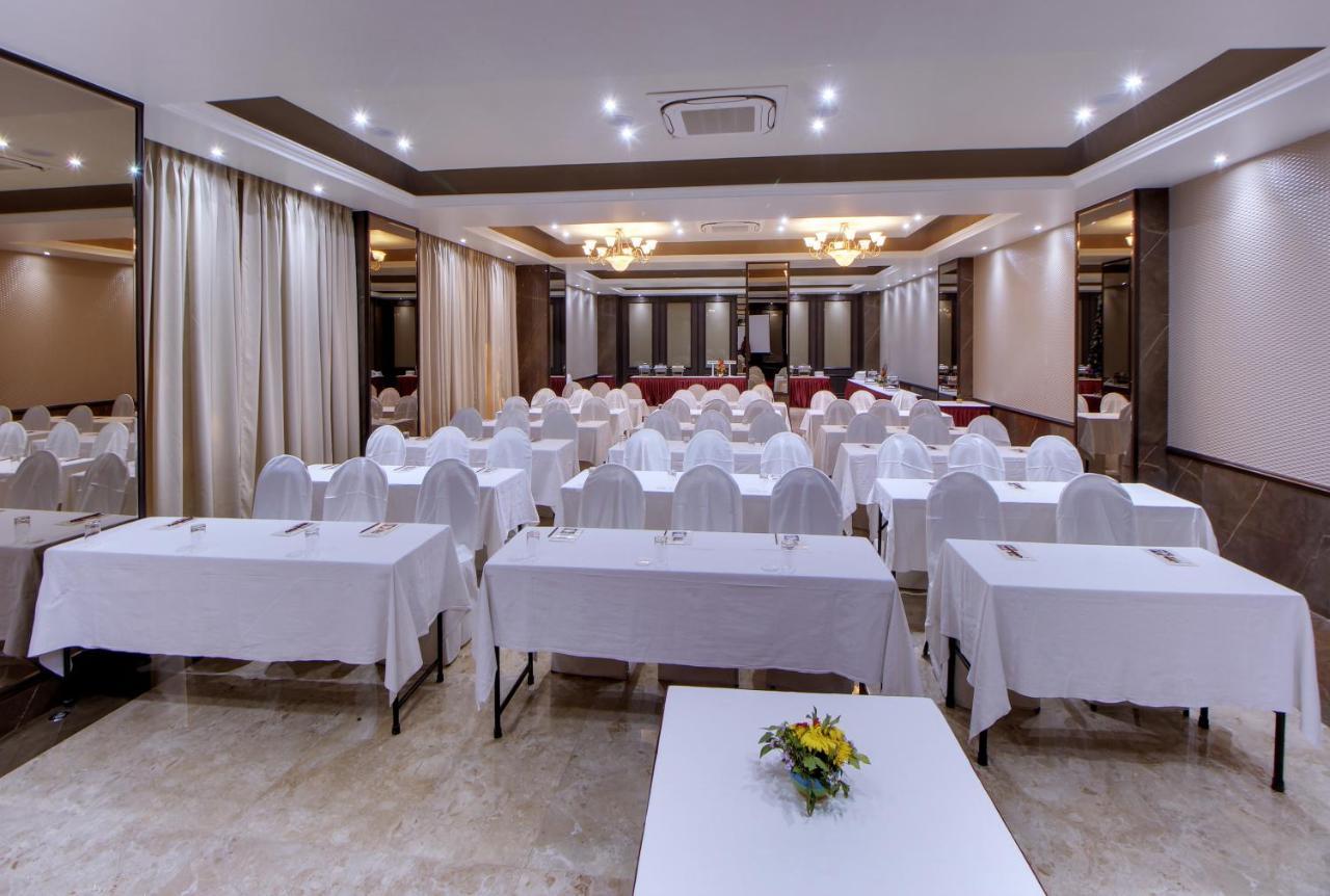 West End Hotel Мумбай Екстериор снимка