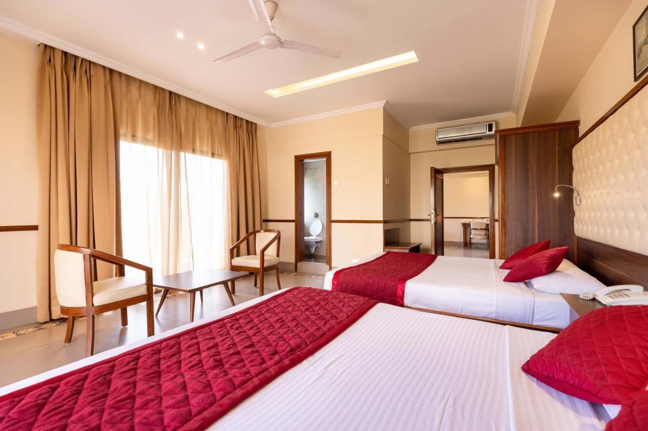 West End Hotel Мумбай Екстериор снимка