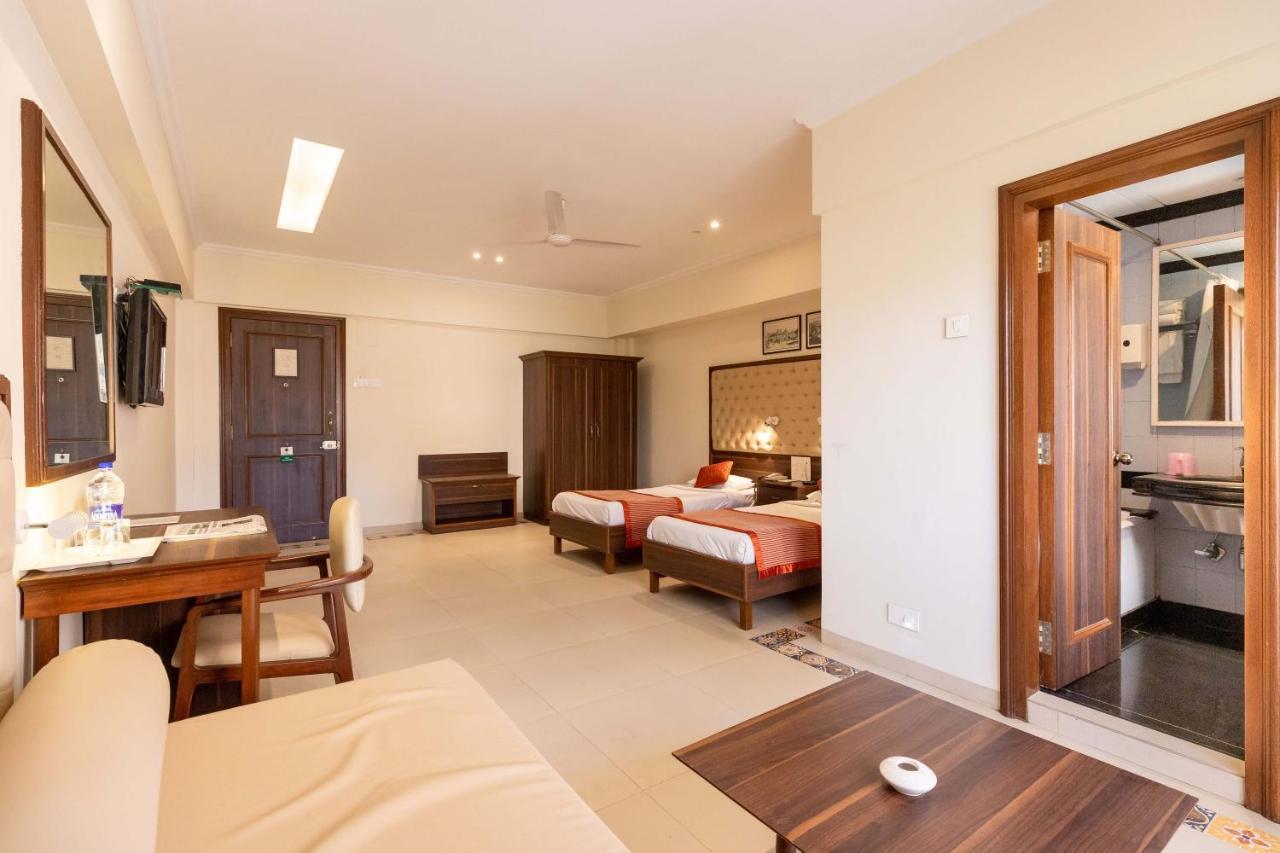 West End Hotel Мумбай Екстериор снимка