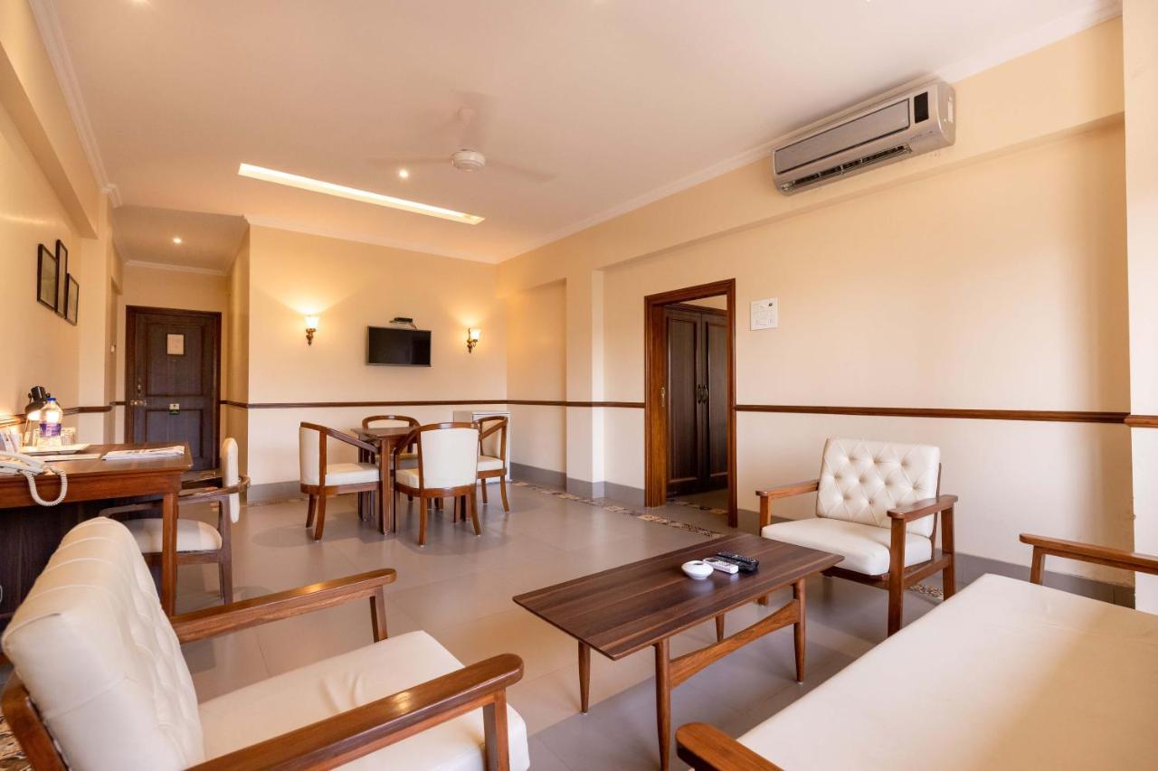 West End Hotel Мумбай Екстериор снимка
