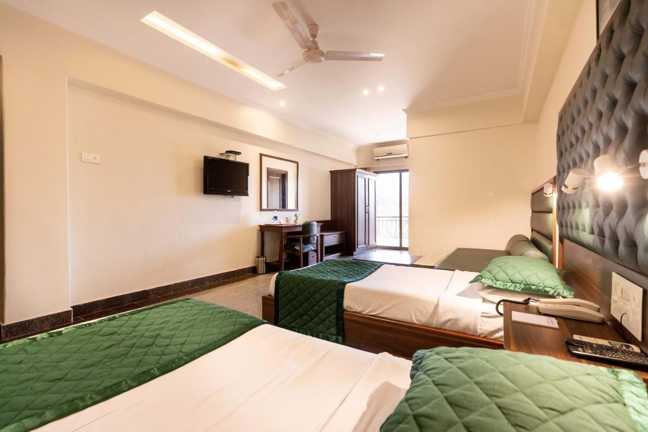 West End Hotel Мумбай Екстериор снимка